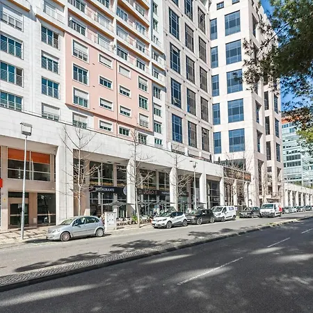 Orient - Modern, Spacious And Sunny! By The River! * Lisbona