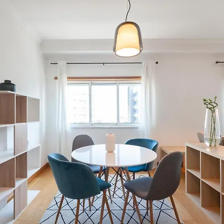 Orient - Modern, Spacious And Sunny! By The River!