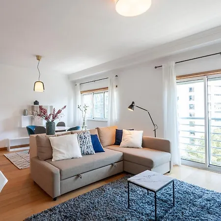 Апартаменти Orient - Modern, Spacious And Sunny! By The River!