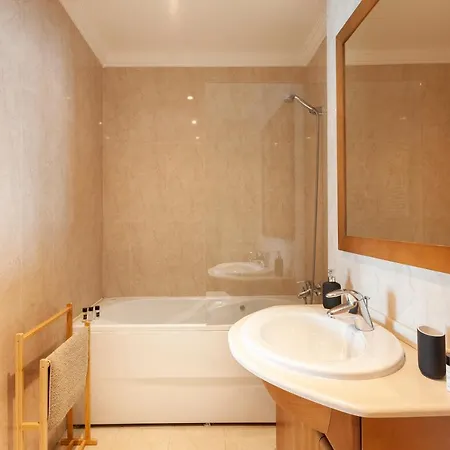 Апартаменти Orient - Modern, Spacious And Sunny! By The River!