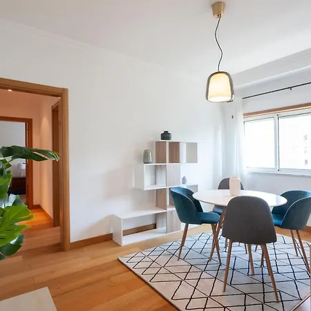 Orient - Modern, Spacious And Sunny! By The River! Лісабон