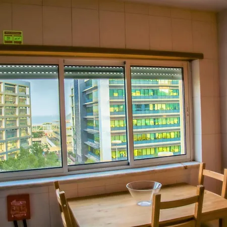 Апартаменти Orient - Modern, Spacious And Sunny! By The River!