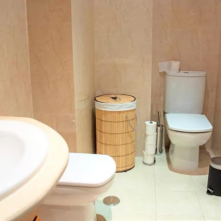 Апартаменти Orient - Modern, Spacious And Sunny! By The River!