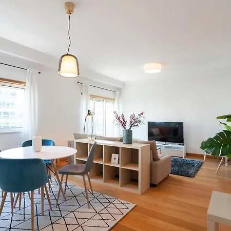 Apartment Orient - Modern, Spacious And Sunny! By The River! Lissabon