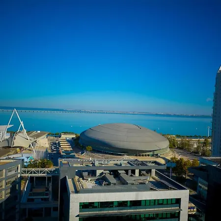 Orient - Modern, Spacious And Sunny! By The River! Apartment