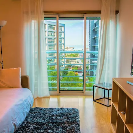 Orient - Modern, Spacious And Sunny! By The River! Lissabon