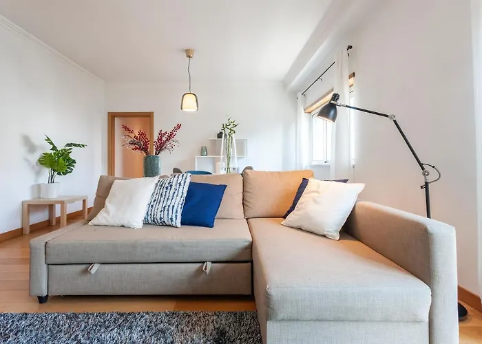 Orient - Modern, Spacious And Sunny! By The River! *