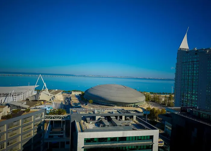 Orient - Modern, Spacious And Sunny! By The River! Apartment